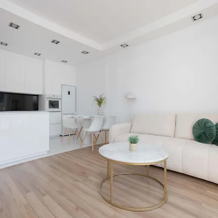 Stylish With Parking In Wilanow District By Renters شقة